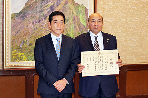 愛媛県知事 中村時広様と弊社代表取締役 村上道照